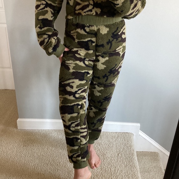 Camo Color 2 Piece Sherpa Set - Picture 5 of 12